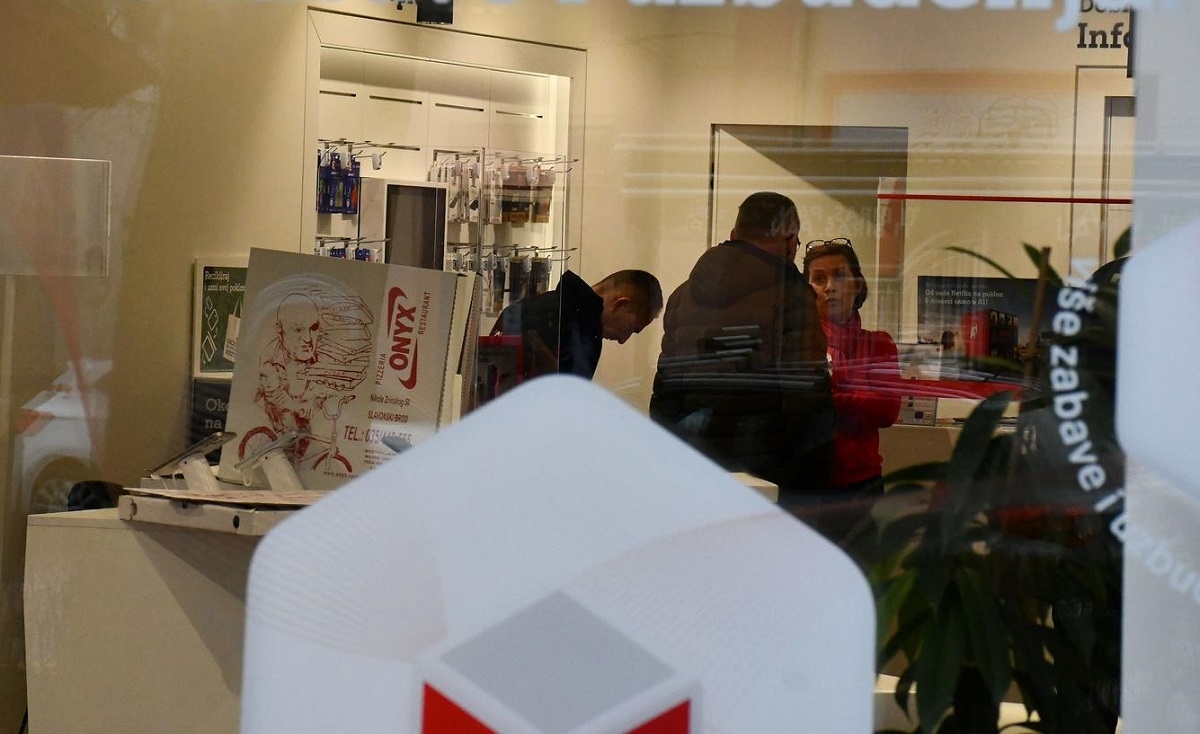 VIDEO Vlasnik pizzerije pobacao kutije pizza po poslovnici telekoma