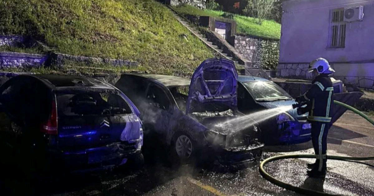 U Mostaru uhićeni mladići zbog paljenja sedam automobila u dvorištu škole