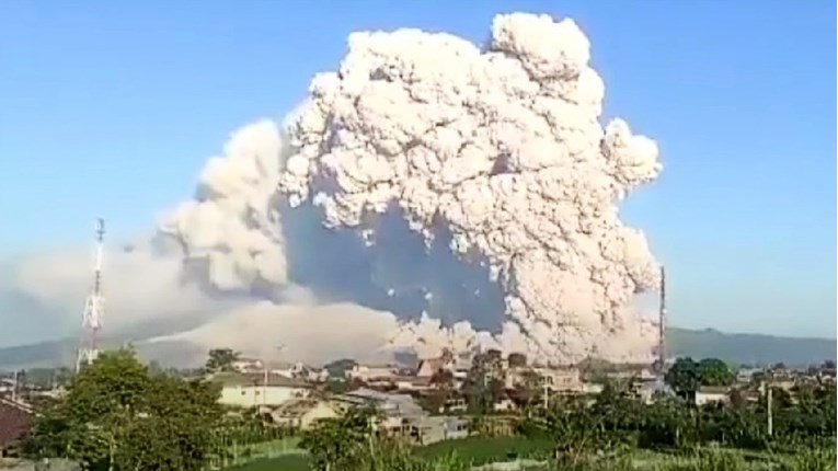 VIDEO U Indoneziji eruptirala dva vulkana