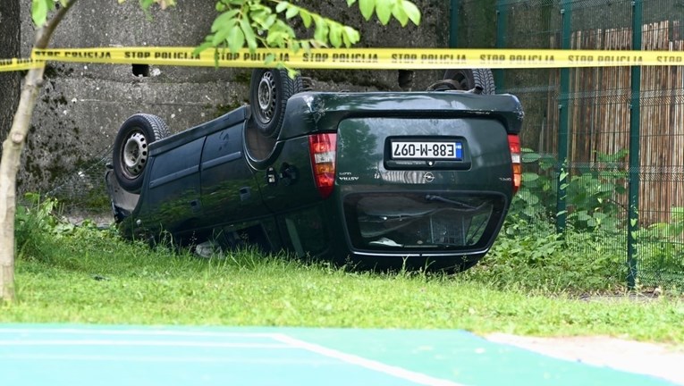 FOTO Auto uletio u dvorište škole u Sarajevu, prevrnuo se na krov
