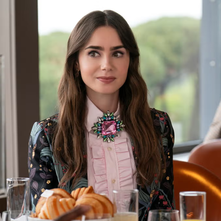 Lily Collins se vratila na set samo četiri mjeseca nakon rođenja kćeri