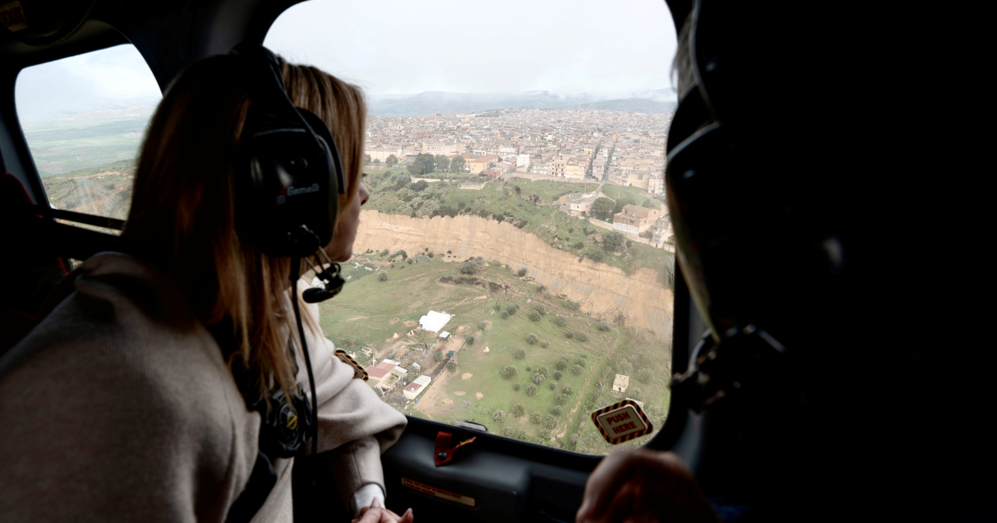 FOTO Meloni iz helikoptera gledala grad koji guta klizište