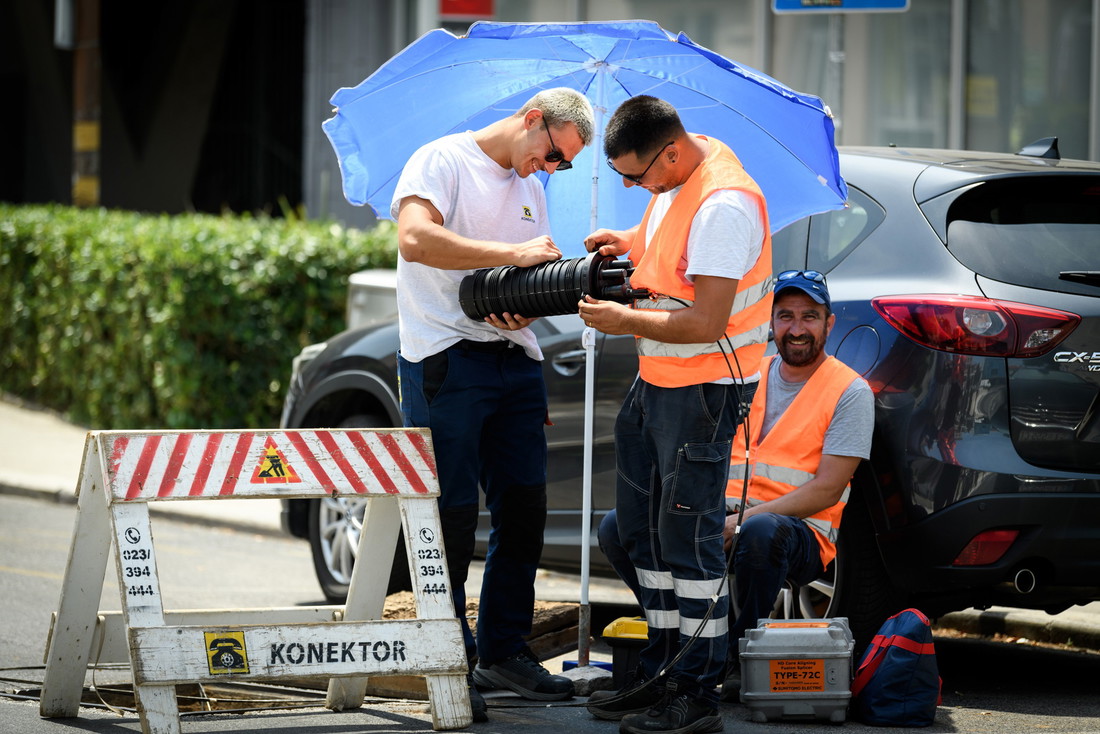 Radnici u Šibeniku od sunca se pokušali zaštititi suncobranom