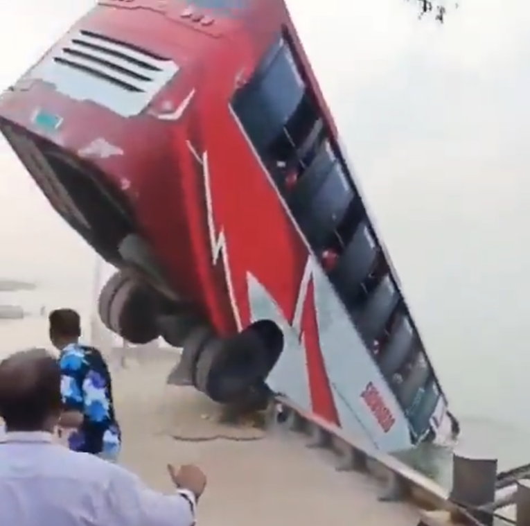 VIDEO Autobus pao u rijeku pri ukrcaju na trajekt u Bangladešu. Najmanje 24 mrtvih