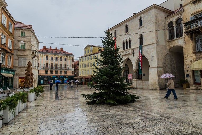 Ljudi se sprdaju s božićnim ukrasima u Splitu, pogledajte video
