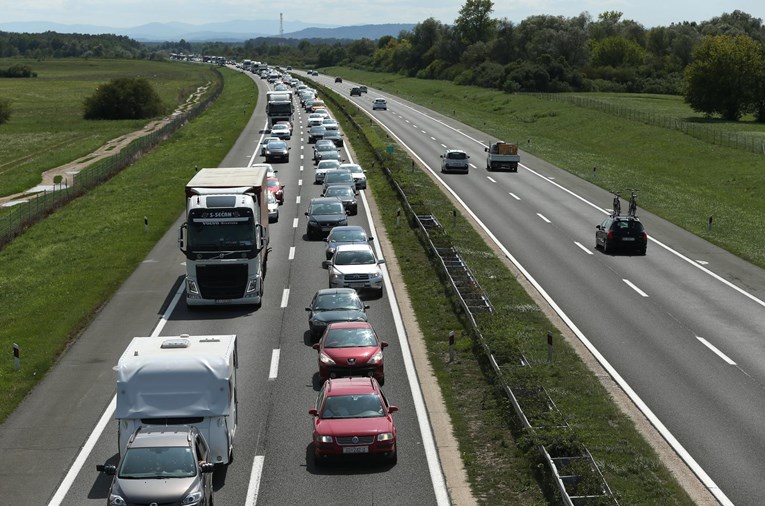 Ogromne gužve na autocestama. Kilometarska kolona zbog prometne na A1