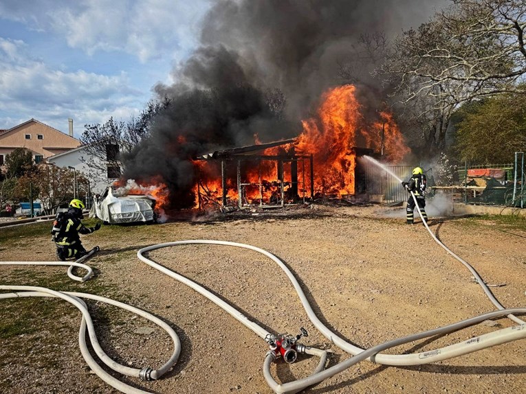 FOTO Jučer na Krku izgorjela garaža, požar zahvatio i auto