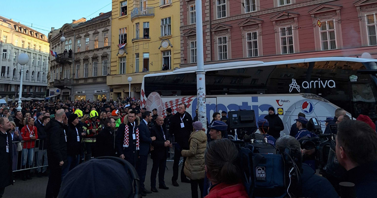 Bus rukometaša na glavnom zagrebačkom trgu dočekala pjesma Marina