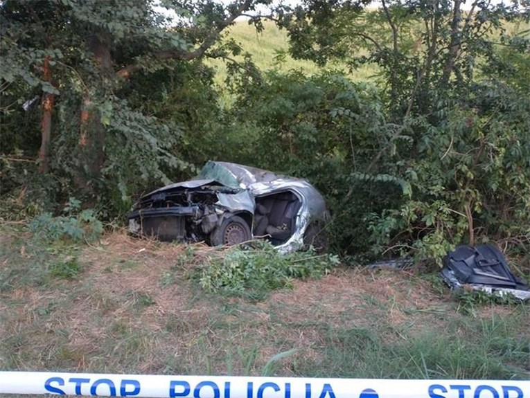 Mladić (22) poginuo kod Šarengrada. Sletio u kanal, auto odbačen na krošnju stabla