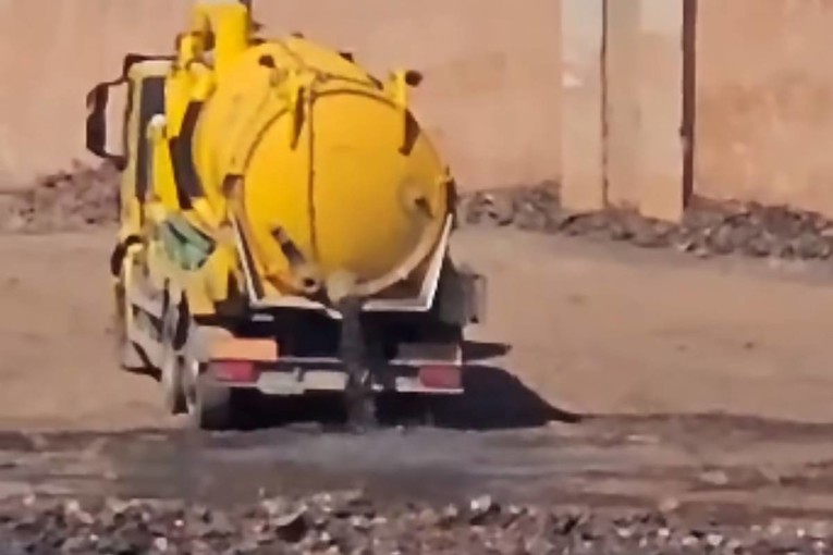 VIDEO Kamion u pulskoj cementari ispustio tamnu tekućinu uz more. Oglasila se tvrtka