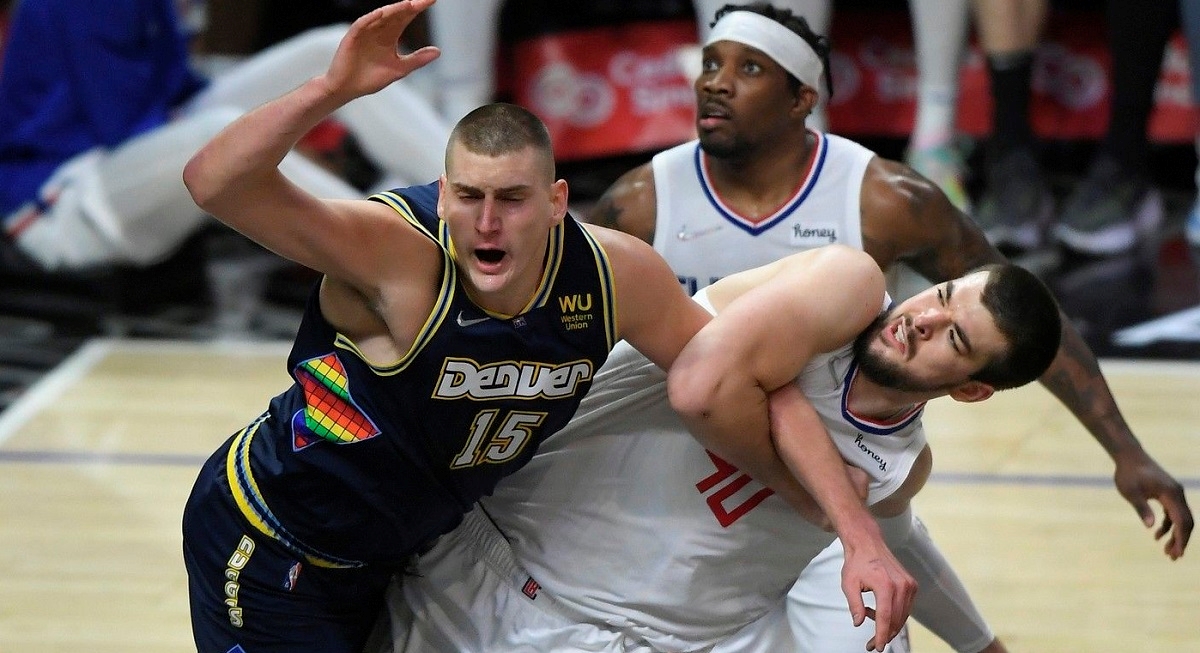 Zubac zakucavao preko Jokića. Uslijedila drama, a hrvatski div srušio srpskog MVP-ja
