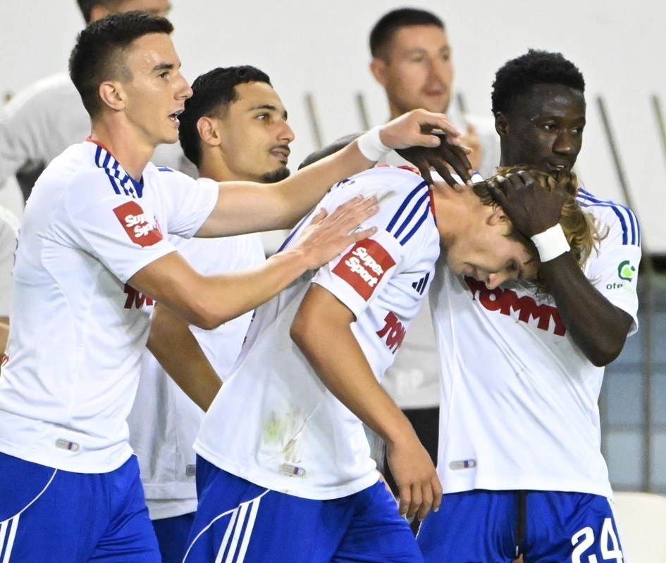 Hajduk - Slaven 3:0. Torcidina kiša uvreda, dva poništena penala i Bambin show