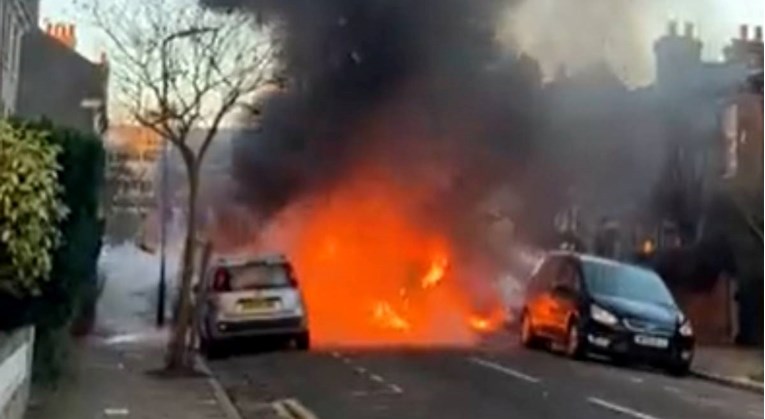 VIDEO U Londonu se zapalio školski autobus pun djece