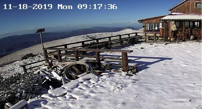FOTO Pao snijeg na planinama u Dalmaciji, na Zavižanu izmjerena 2 centimetra