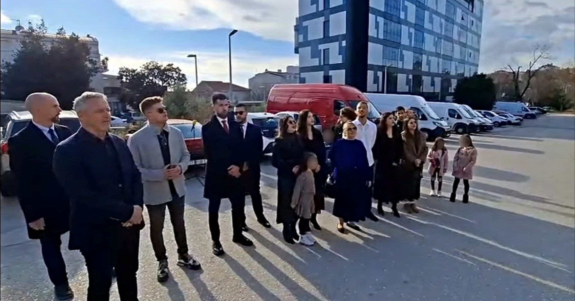 Thompson ispred KBC-a Split pjevao božićne pjesme pacijentima