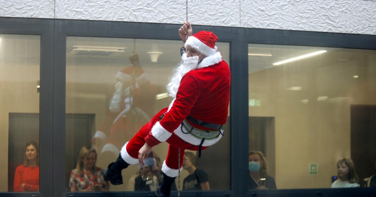 FOTO Kostimirani vatrogasci razveselili mališane u riječkoj bolnici