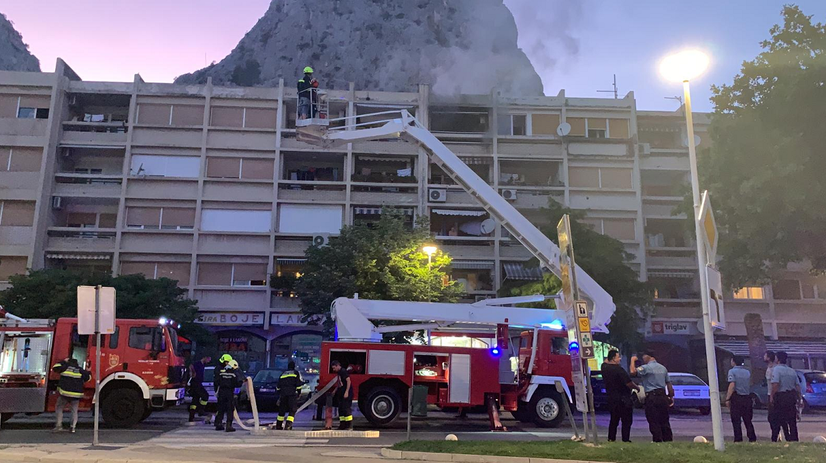 Izgorio stan u Omišu, nastala velika materijalna šteta