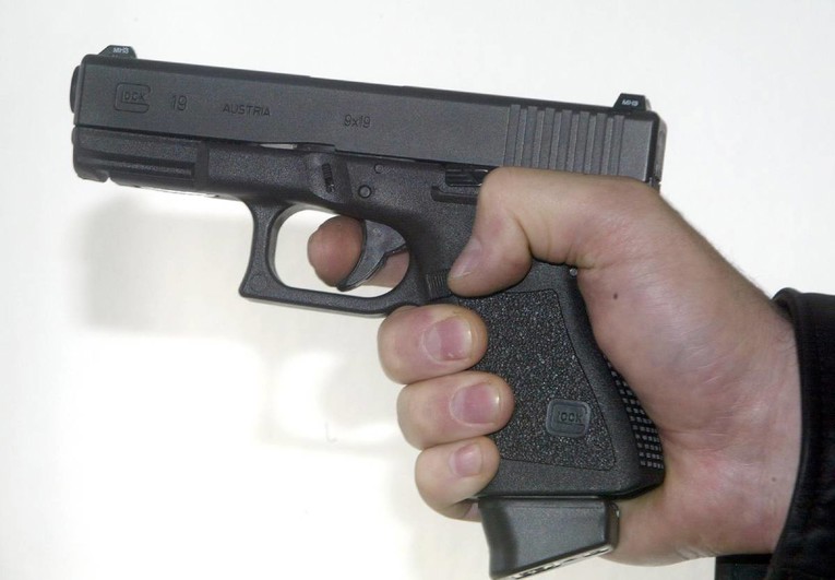 Pijani muškarac (57) u Sesvetama s dva hica pokušao ubiti članicu obitelji (55)