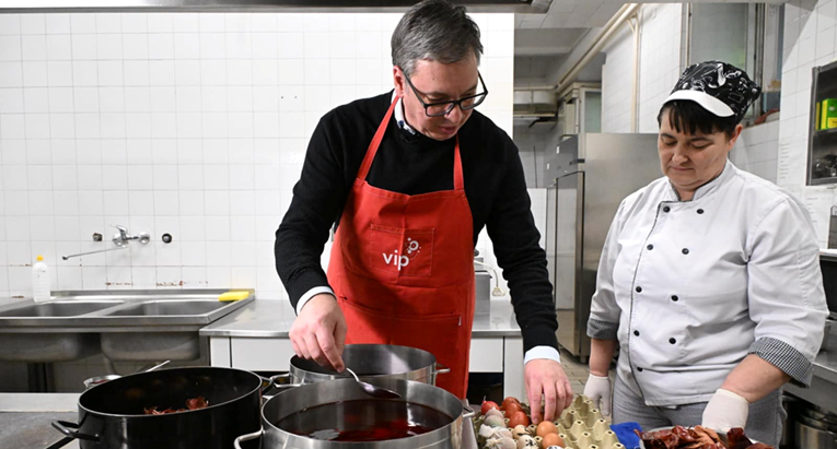 Vučić stigao u Ćaciland, donio pisanice. "Studenti" ga pozdravili aplauzom