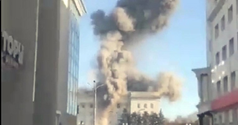 VIDEO Rusi raketirali zgradu na glavnom trgu oslobođenog Hersona