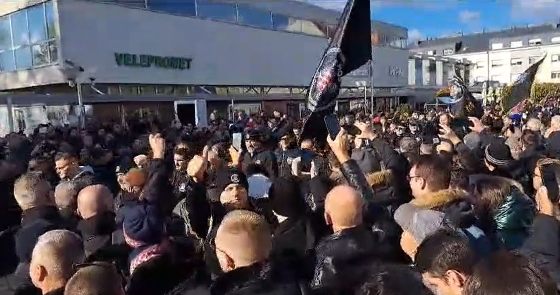 VIDEO Ovo je početak kolone u Vukovaru. Slavili ustaške koljače i vikali ZDS