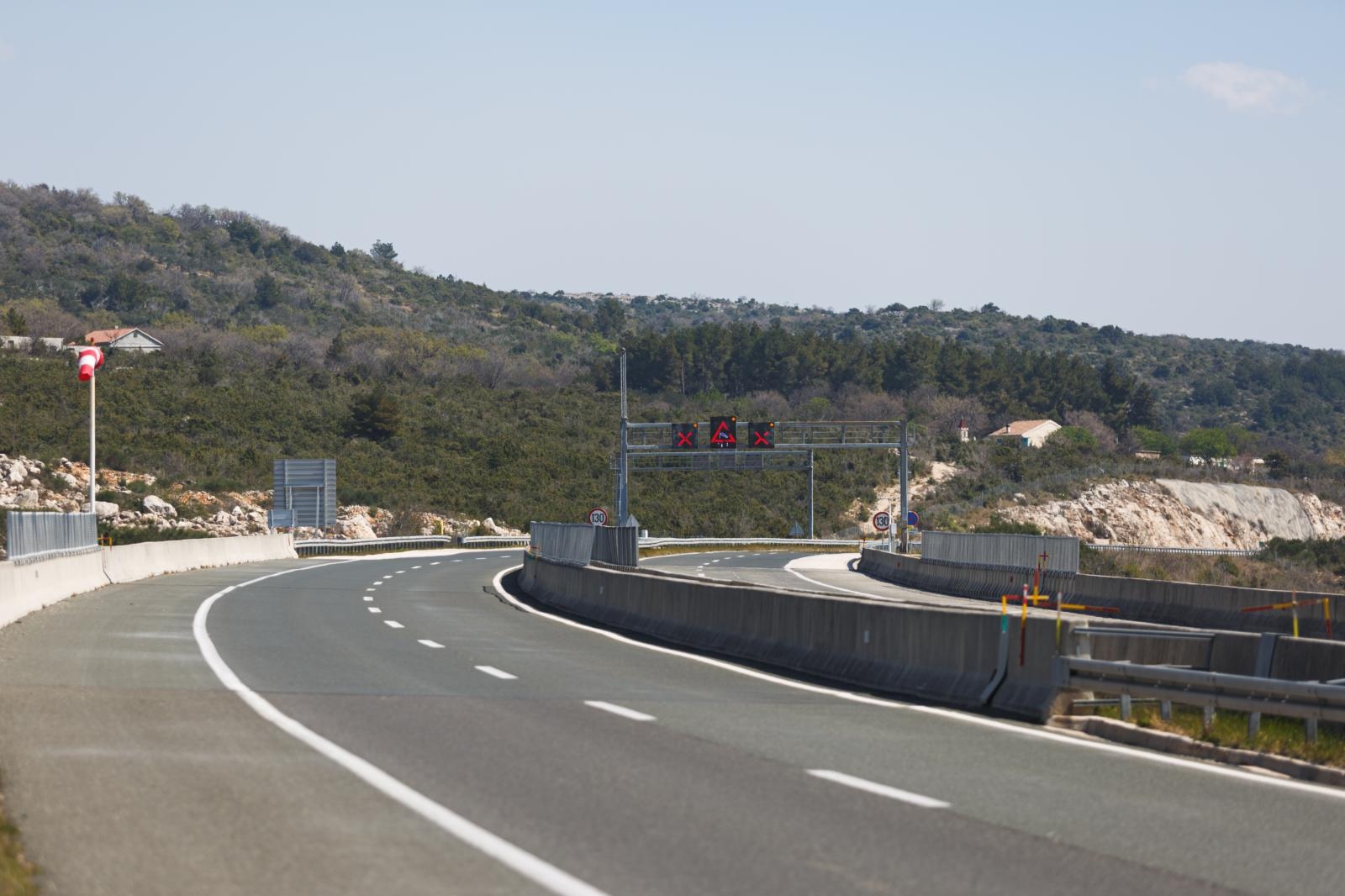 Otvorene autoceste A6 i A7 i Paški most, dio A1 još zatvoren zbog vjetra