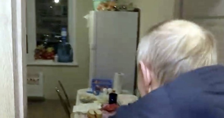 Putinov show u Mariupolju: Usred noći ušao ljudima u stan, na stolu ga čekala hrana