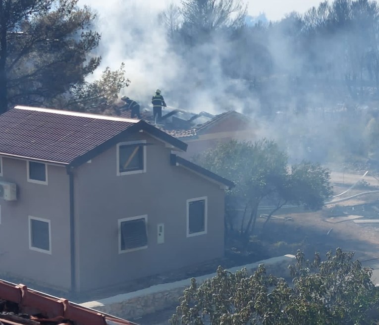 FOTO Vatrogasci objavili slike s požarišta, jutros je vatra pod kontrolom