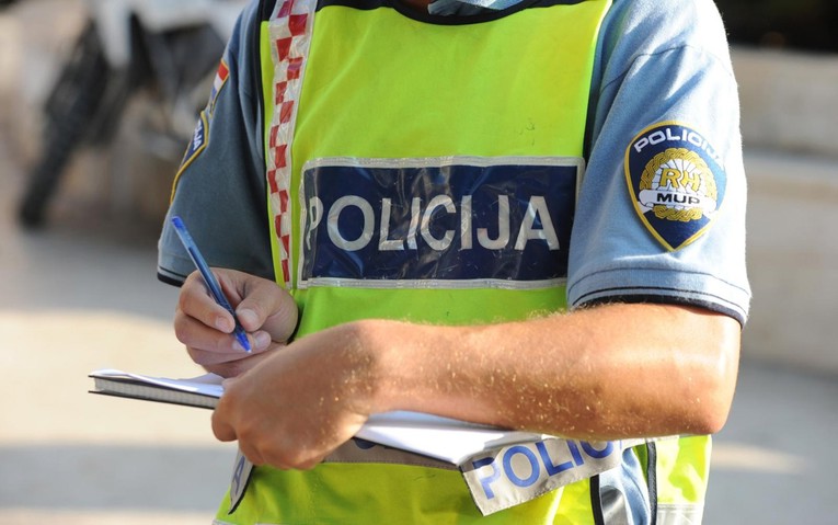 Vozio bez kacige i vozačke pa pobjegao policiji. Terete ga za 5 teških prekršaja