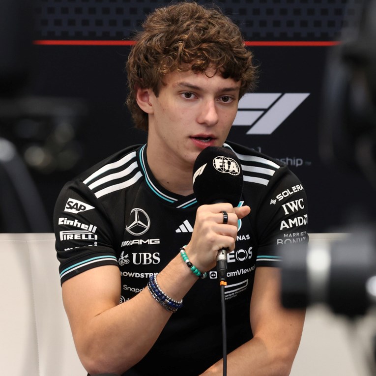 Najmlađem vozaču u Formuli 1 prijete smrću zbog greške koja bi mogla odlučiti prvaka