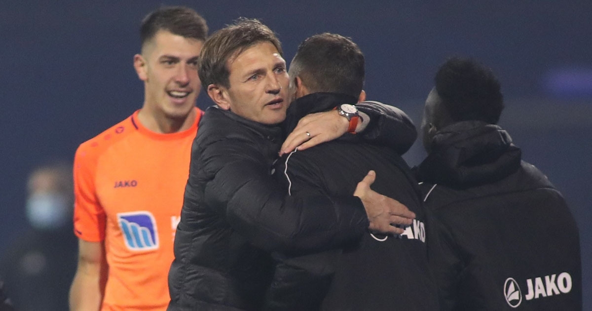 U istoj sezoni rušio je Dinamo, Hajduk i Rijeku. Nagrađen je otkazom preko SMS-a
