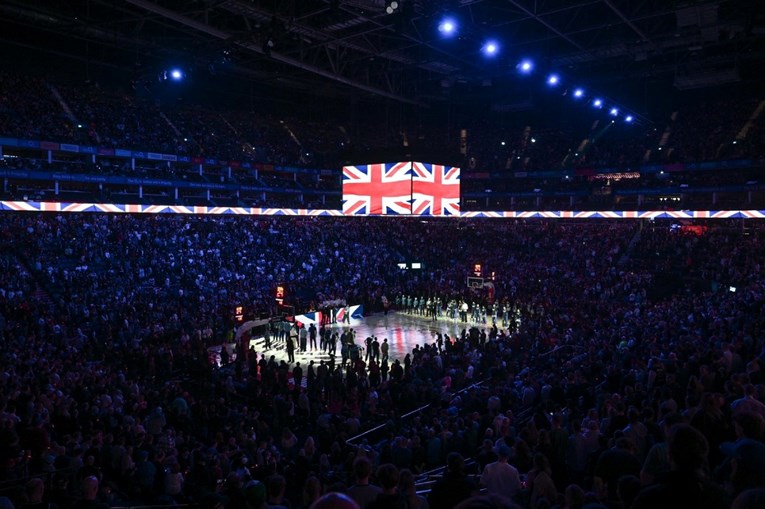 Američku himnu na NBA utakmici u Londonu prekinuo povik: Ostavite Grenland na miru