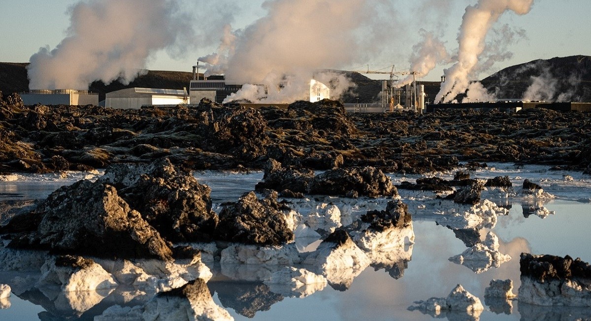 Island strahuje od erupcije vulkana. Stotine novih potresa, grade se zidovi i nasip