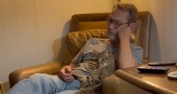 Mačka koja drži vlasnika za ruku dok gleda Sluškinjinu priču topi srca
