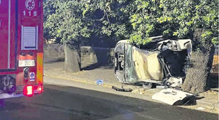 Sudar auta i busa punog putnika kod Rima. Poginuo vozač automobila