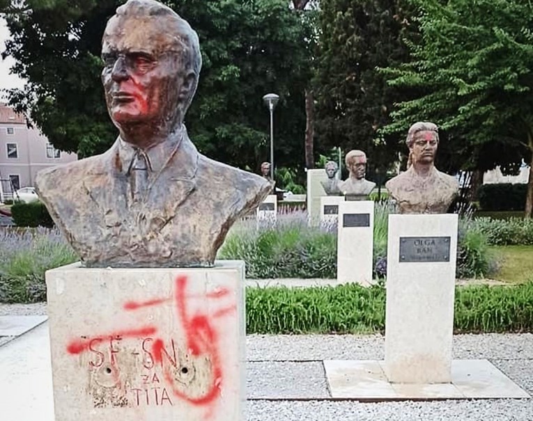 U Puli Titov spomenik prešarali ustaškim u, napisali i "Pavelićev park"