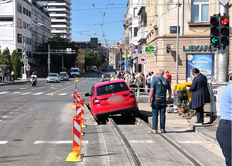 FOTO I VIDEO Taksi upao u raskopane tramvajske tračnice na Kvatriću