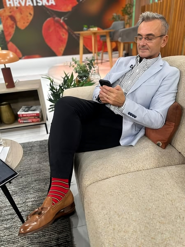 Voditelj začudio modnim detaljem, ljudi pišu: "To nije za muškarce, nego za djecu"