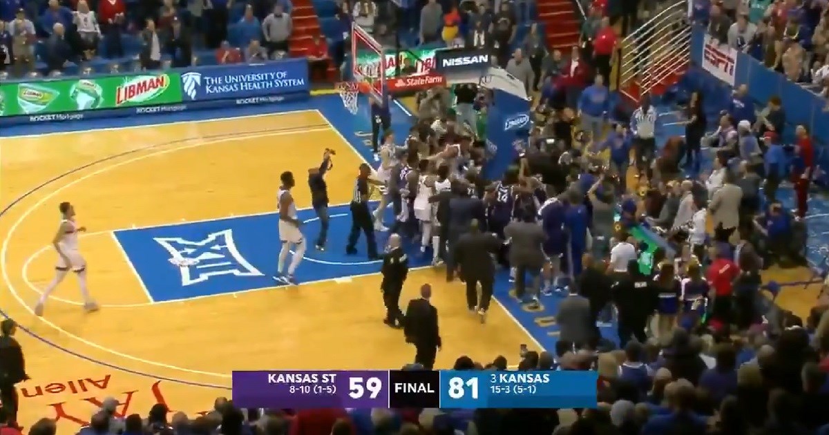 VIDEO Masovna tučnjava igrača na NCAA utakmici, uključile se i tribine