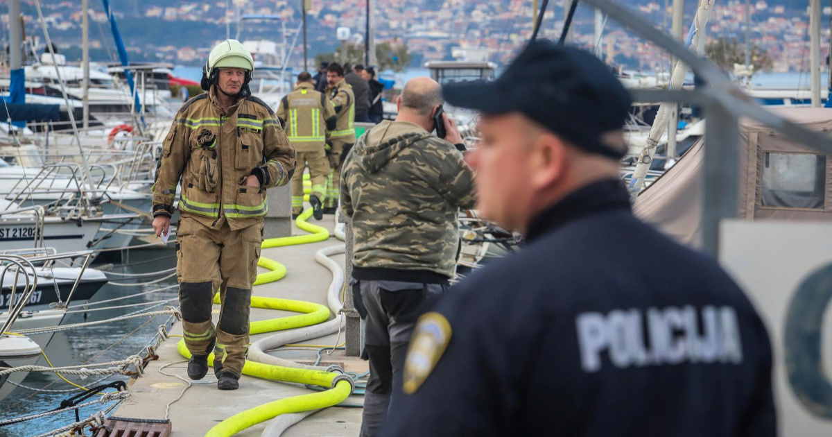 Veliki požar u Biogradu. Izgorjelo 8 brodica i dio hangara, sumnja se da je podmetnut