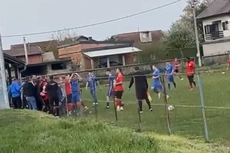 VIDEO Tučnjava na niželigaškoj utakmici blizu Zagreba. Igrač završio u bolnici