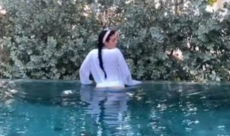 Isprve je nemoguće uočiti Georginine tange na ovoj vrućoj snimci iz bazena