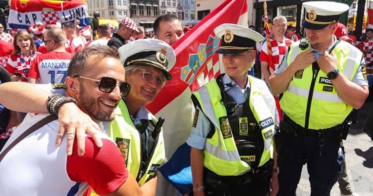 Pogledajte kako se hrvatski navijači zabavljaju s danskim policajcima