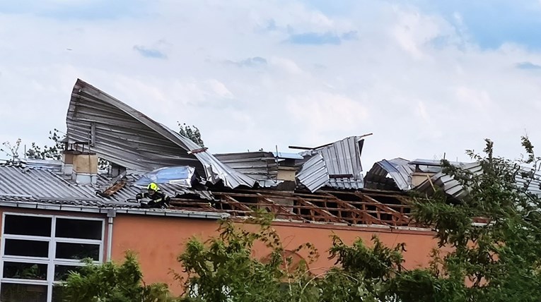FOTO Jak vjetar u Zagrebu lomio drveće, odnio krov sa zgrade na Malešnici