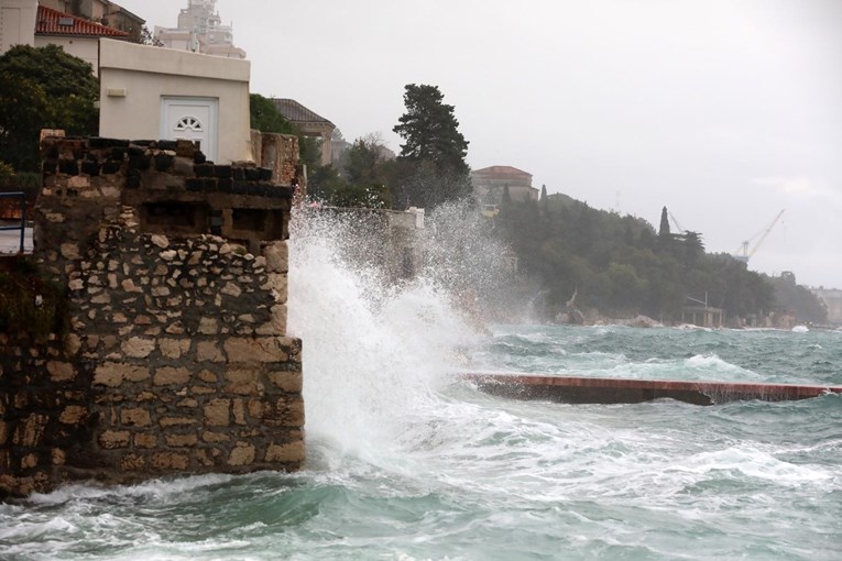 Jako jugo zahvatilo Rijeku, fotografi snimili nestvarne prizore valova