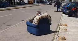 Muškarac u Mostaru nasred nogostupa sjedio u fotelji i upijao zrake sunca
