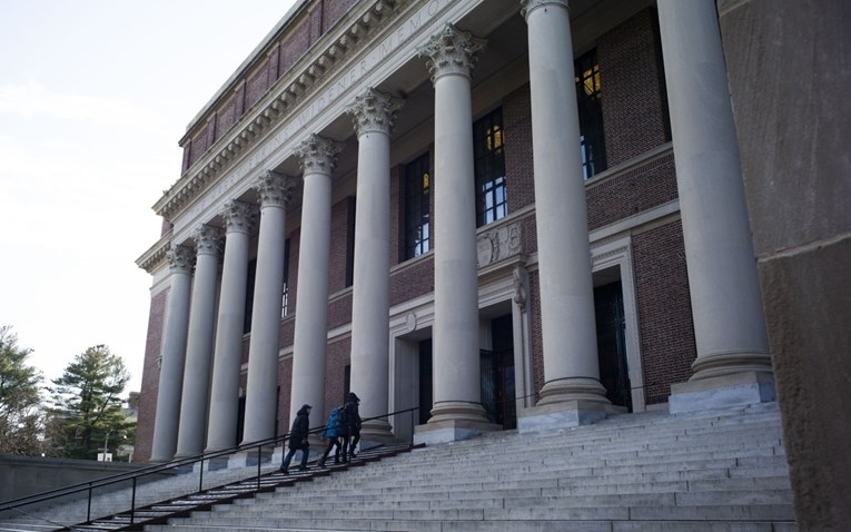 Trumpova ministrica prijeti Harvardu: Zabranit ćemo da upisujete strane studente