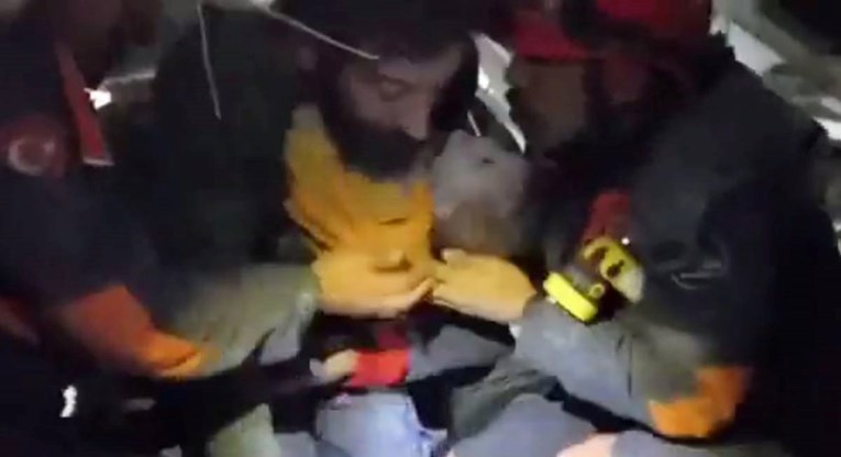 VIDEO Spasioci u Turskoj izvukli bebu, preživjela je pod ruševinama tri dana