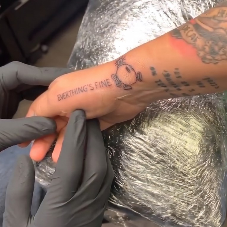 Tattoo majstor pogriješio jednu riječ, a njezina reakcija postala je hit