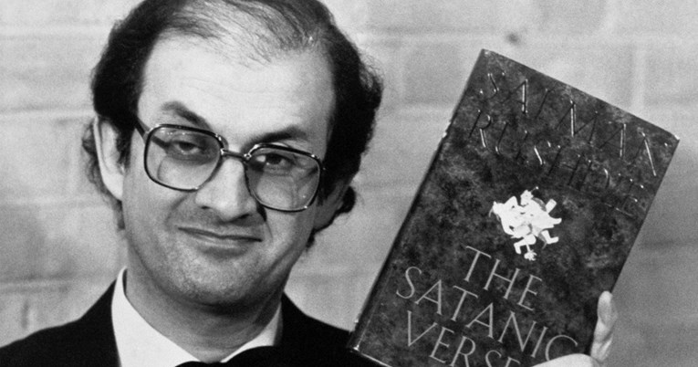 Porasla prodaja Sotonskih stihova nakon napada na Rushdieja
